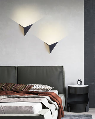 Schlafzimmer Schwarze 8,7-Zoll-LED-Eisen-Alien-Dreieck-Wandlampe 