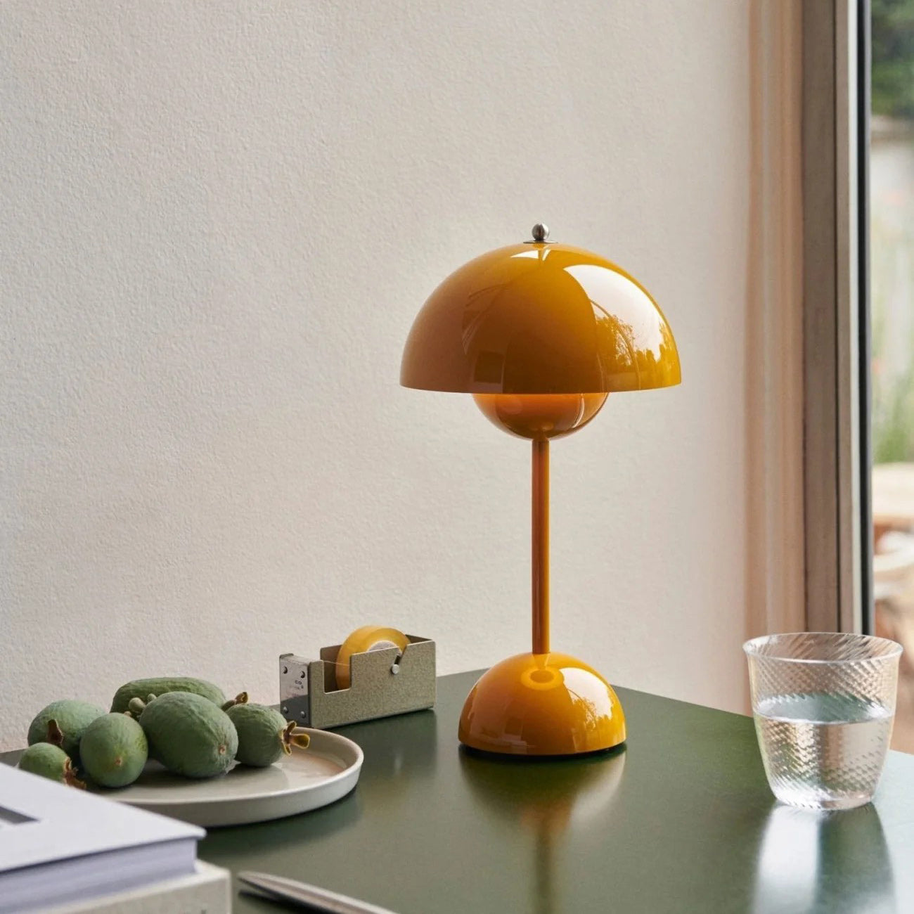 Flowerpot VP9 table lamp