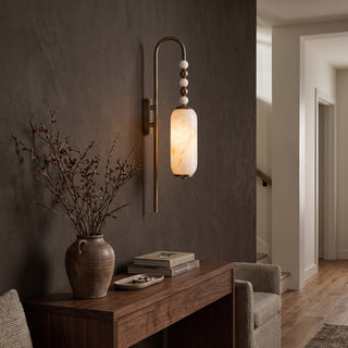 Perlina vägglampa i alabaster med pärlhalsband